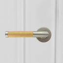 Manilla modelo '1003' con roseta redonda inoxidable y mango recubierto con madera para puertas