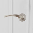 Manilla 'ola' con roseta redonda para puertas lacadas blancas