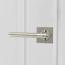 Manilla con roseta cuadrada modelo 140A para puertas lacadas blancas