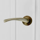 Manilla con roseta redonda modelo ola en acabado cuero para puertas lacadas blancas