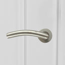 Manilla inoxidable curva con roseta redonda para puertas lacadas blancas