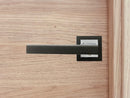 Manilla con roseta cuadrada de zamak acabado grafito bicolor para puertas de madera modelo 848