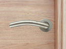Manilla inoxidable curva con roseta redonda para puertas de madera