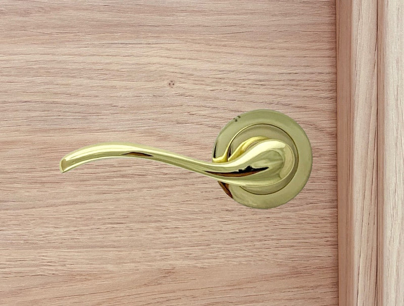 Manilla con roseta redonda latonada para puertas de madera