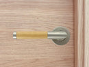 Manilla modelo '1003' con roseta redonda inoxidable y mango recubierto con madera para puertas