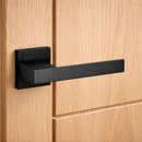Manilla de zamak modelo 220 con roseta cuadrada en acabado negro para puertas