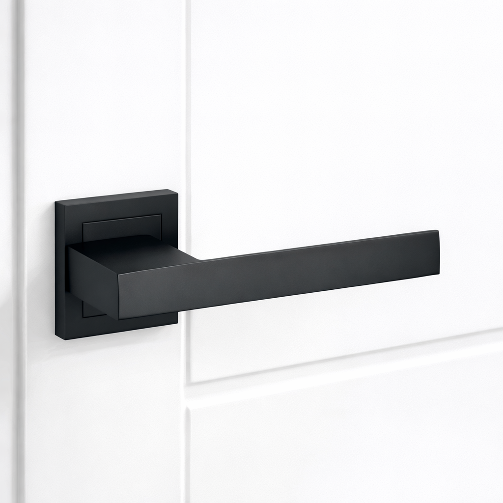 Manilla de zamak modelo 220 con roseta cuadrada en acabado negro para puertas