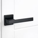 Manilla de zamak modelo 220 con roseta cuadrada en acabado negro para puertas