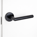 Manilla tubular Morrigan de acero inoxidable acabado negro con Roseta Redonda