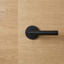 Manilla tubular Morrigan de acero inoxidable acabado negro con Roseta Redonda