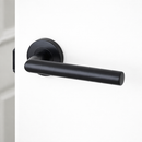 Manilla tubular Morrigan de acero inoxidable acabado negro con Roseta Redonda