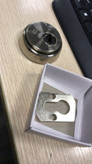 Escudo de seguridad niquelado para puerta de entrada