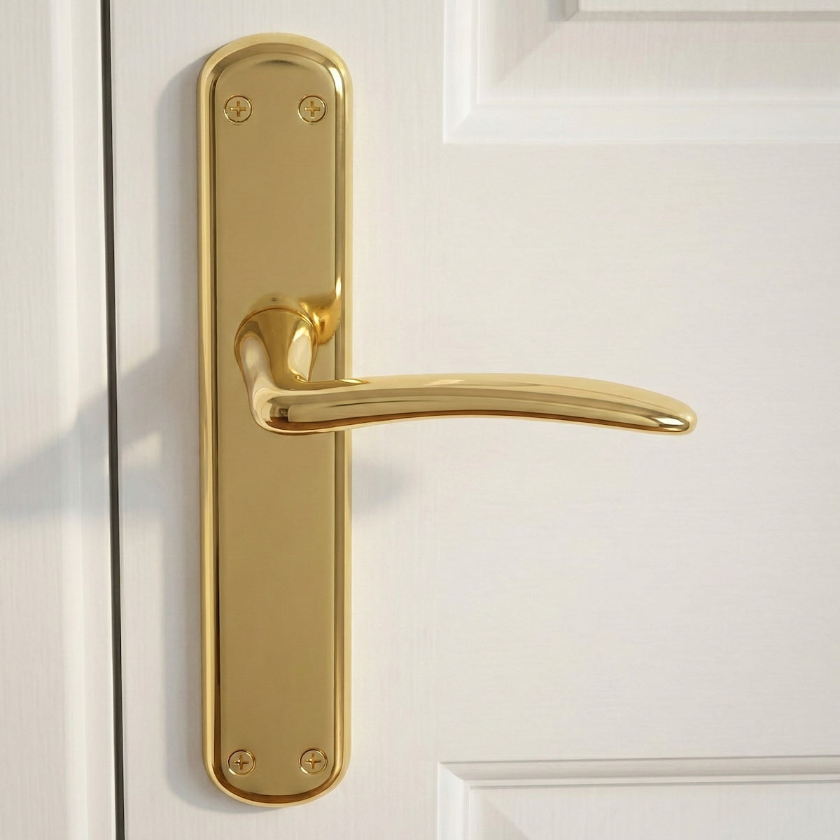 Manilla modelo '6601' con placa ovalada de zamak en acabado dorado brillo para puertas