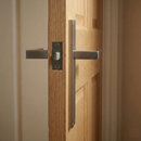 Manilla modelo '520' con placa rectangular de zamak en acabado níquel satinado para puertas