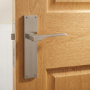 Manilla modelo '520' con placa rectangular de zamak en acabado níquel satinado para puertas