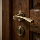 Manilla modelo 'ola 130C' con Roseta Redonda en acabado cuero para puertas