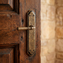 Manilla modelo '507' con placa rústica y acabado cuero envejecido para puertas