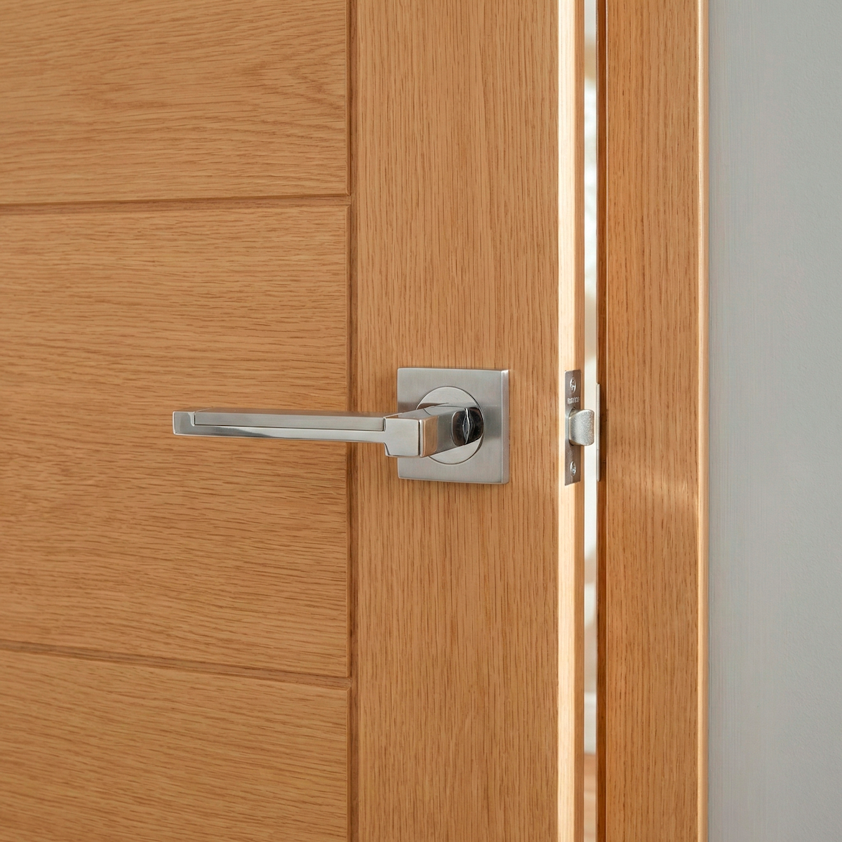 Manilla de zamak modelo 610 con roseta cuadrada en acabado níquel combinado para puertas