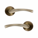 Manilla modelo 'ola 130C' con Roseta Redonda en acabado cuero para puertas