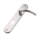 Manilla modelo '130A' ola con placa ovalada de aluminio para puertas en acabado níquel satinado