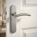 Manilla modelo '703' de acero inoxidable con placa ovalada y tornillos ocultos para puertas