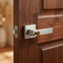 Manilla modelo Luke en acabado níquel satinado con cerradura integrada y roseta cuadrada puertas de entrada