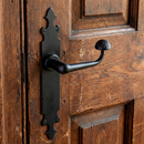 Manilla modelo '200' con placa oval de acabado forja para puertas