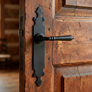 Manilla modelo 'mf400' de aluminio con placa en acabado negro mate para puertas