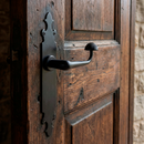 Manilla modelo '200' con placa oval de acabado forja para puertas