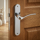 Manilla modelo '930' de zamak con placa ovalada en acabado cromo brillo para puertas