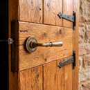 Manilla modelo '507' con Roseta Redonda en acabado cuero envejecido para puertas