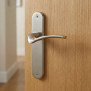 Manilla modelo '930' de zamak con placa ovalada acabado níquel satinado para puertas