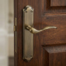 Manilla modelo '301' con placa ovalada curva de aluminio en acabado cuero para puertas