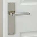 Manilla modelo '620' con placa rectangular de zamak acabado bicolor para puertas