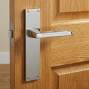 Manilla modelo '620' con placa rectangular de zamak acabado bicolor para puertas