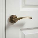 Manilla modelo 'ola 130C' con Roseta Redonda en acabado cuero para puertas