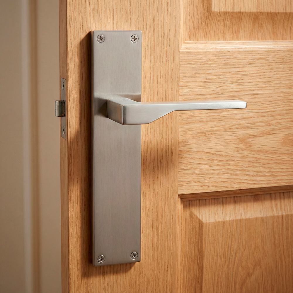 Manilla modelo '520' con placa rectangular de zamak en acabado níquel satinado para puertas
