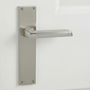 Manilla modelo '620' con placa rectangular de zamak acabado bicolor para puertas