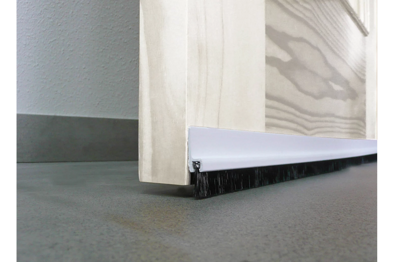 Perfil de burlete de 82cm autoadhesivo con cepillo para sellar el bajo puerta en acabado blanco