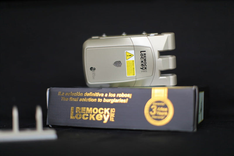 Cerradura invisible blanca Remock Lockey Pro con mandos a distancia
