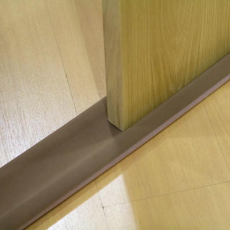 Instalación del burlete gris de doble rodillo flexible con recubrimiento de poliéster para instalar deslizando en puerta